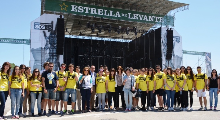 Pedro Antonio Sánchez con voluntarios de la UMU que colaboran con la organización del SOS 4.8