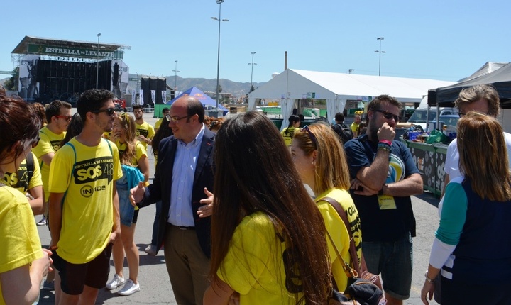Pedro Antonio Sánchez con voluntarios de la UMU que colaboran con la organización del SOS 4.8 (II)