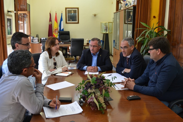 El director general de Trabajo, Fernando Vélez, ha presidido la reunión de la Comisión de seguimiento del convenio de colaboración con el Ayuntamiento de Águilas contra la economía irregular