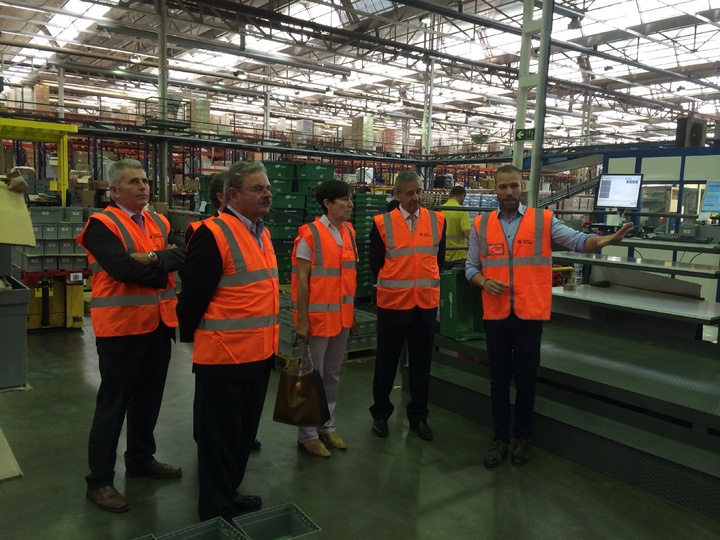 Catalina Lorenzo, consejera de Sanidad y Política Social, con Carlos Coves, presidente de Hefame, en la visita que ha realizado hoy junto a su equipo a las instalaciones de la Plataforma Logística del SMS en Santomera