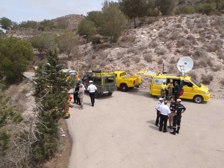 Imágenes de los efectivos desplazados a La Algameca para realizar un simulacro de emergencia por incendio forestal entre los servicios de la Comunidad Autónoma, la UME y la Armada.