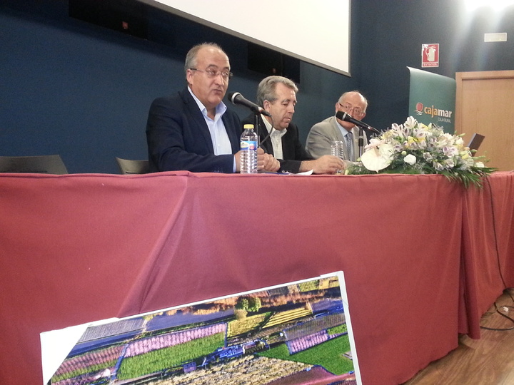 de izquierda a derecha) Miguel Padilla, secretario general de COAG; Antonio Cerdá, consejero de Agricultura y Agua; y Antonio Tamayo, alcalde de Cieza, durante la clausura del Seminario Estatal de Seguros Agrarios en frutales.