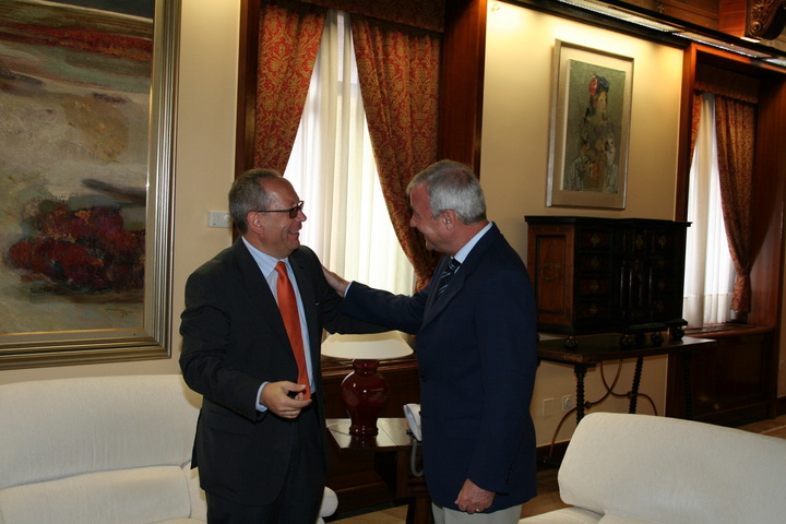 Valcárcel recibe al cónsul honorario de Polonia y decano del cuerpo consular acreditado en la Región de Murcia, Jorge Zieleniewski