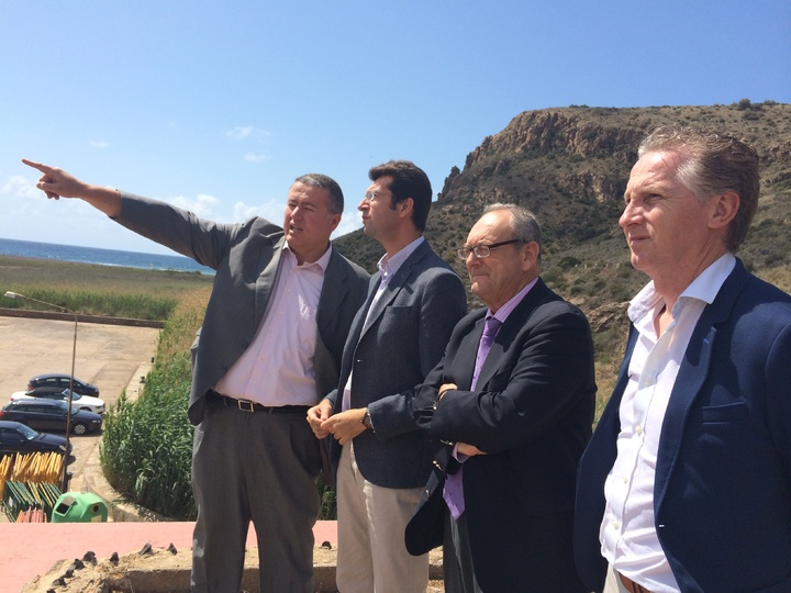 El consejero de Industria, Turismo, Empresa e Innovación, Juan Carlos Ruiz, junto con el alcalde de La Unión, Francisco Bernabé, y el director general de Industria, Energía y Minas, Alfonso Ramón García (2d), visitó la bahía de Portmán
