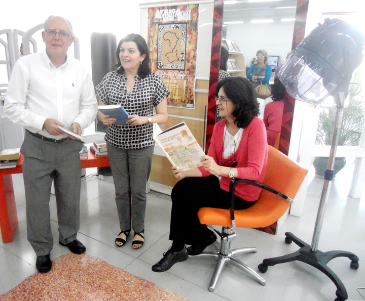 La directora general de Bienes Culturales y Enseñanzas Artísticas, en el 'Salón de Belleza Africano'