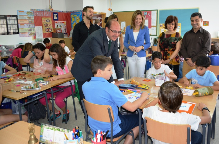 El consejero Pedro Antonio Sánchez conversa con los alumnos del CEIP Reino de Murcia que participan en el programa 'Una empresa en mi escuela'.(I)