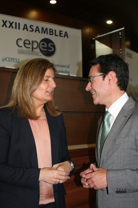 La ministra de Empleo y Seguridad Social, Fátima Báñez, y el consejero de Presidencia y Empleo, durante el encuentro mantenido esta mañana, en Valencia, con motivo de la Asamblea General de Cepes.
