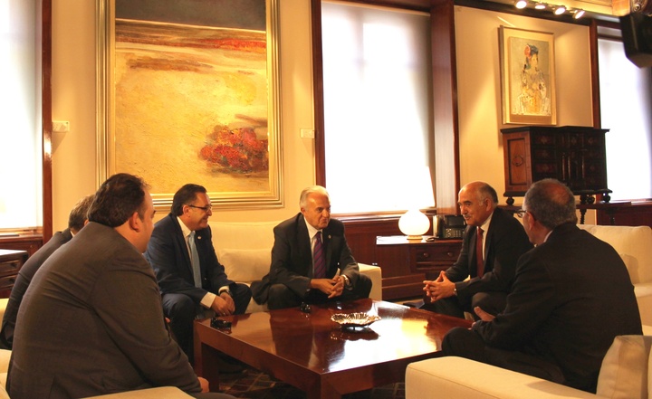 El presidente de la Comunidad, Alberto Garre, recibe al presidente de la Cámara de Comercio e Industria de Lorca, Eusebio Abellán/ 2