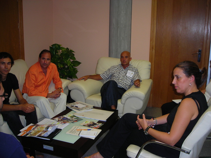 La directora general de Transportes y Carreteras, Carmen Sandoval, en la reunión con miembros de la Plataforma Carril Bici