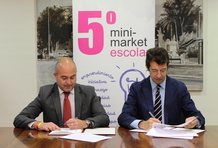 Juan Carlos Ruiz firma un convenio con la empresa Redyser para patrocinar el 'V Minimarket Escolar'.