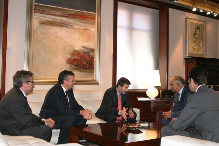 El presidente de la Comunidad, Alberto Garre, recibe al consejero delegado del grupo Repsol, Josu Jon Imaz (2)