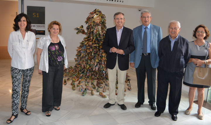 Presentación de la obra 'Menina' donada por la artista murciana a la AECC.