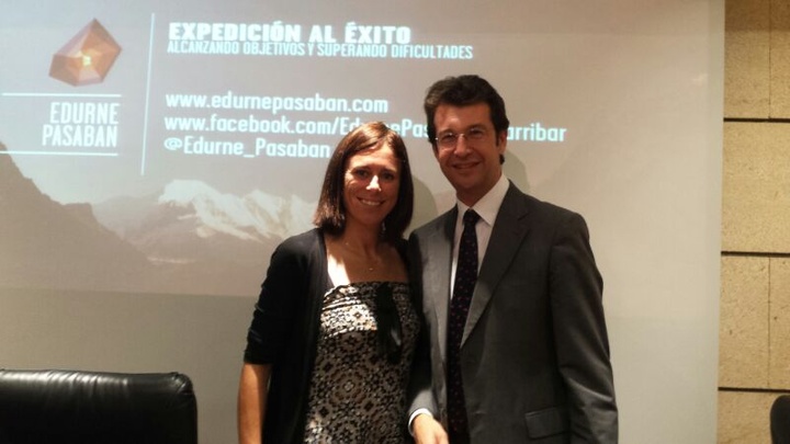 El consejero Juan Carlos Ruiz, junto a la alpinista Edurne Pasaban