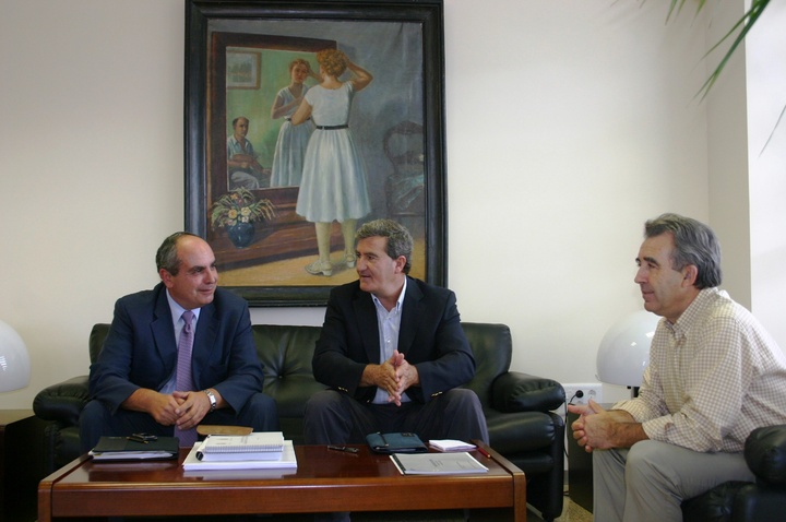 El consejero de Agricultura y Agua, Antonio Cerdá, durante la reunión con el presidente de FECOAM, Santiago Martínez
