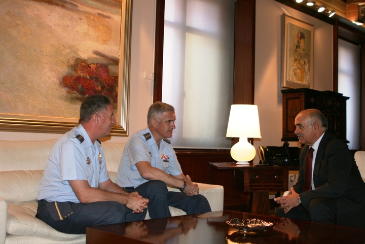 El presidente Alberto Garre recibe a coroneles de la AGA (2)