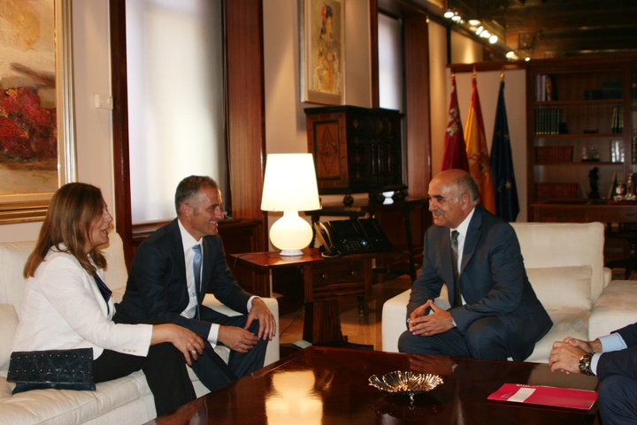 Garre recibió hoy al director general de la empresa Hero España y Portugal (2)