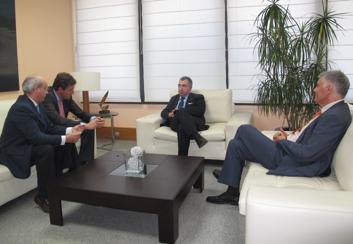 El consejero de Fomento se reúne con el director de la zona noreste de la empresa FCC