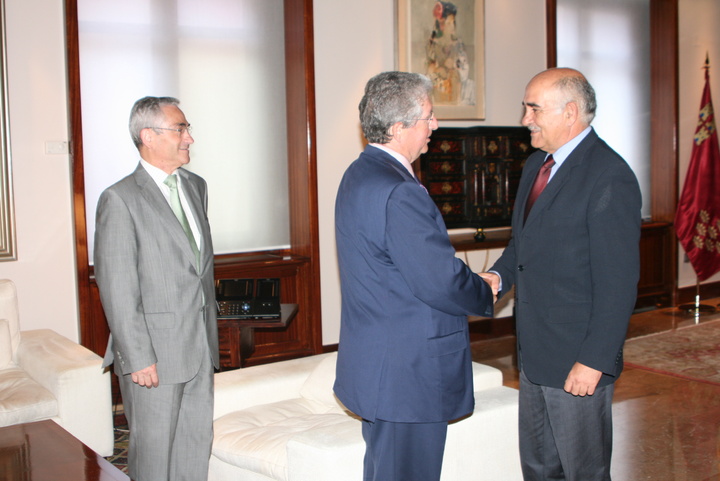 El presidente de la Comunidad, Alberto Garre, recibe al presidente del Grupo Compañía Logística de Hidrocarburos (CLH), José Luis López de Silanes