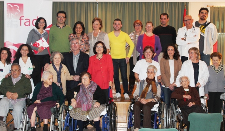 Voluntarios, usuarios y profesionales de la residencia de personas mayores San Basilio de Murcia