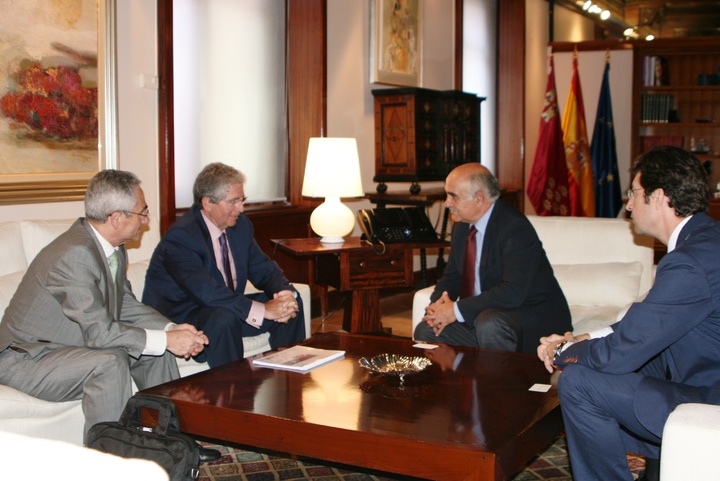 El presidente de la Comunidad, Alberto Garre, recibe al presidente del Grupo Compañía Logística de Hidrocarburos (CLH), José Luis López de Silanes (II)