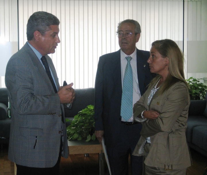 La consejera de Hacienda y Administración Pública, María Pedro Reverte, junto al presidente y el secretario general de CROEM