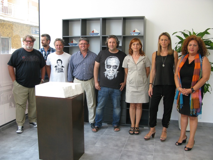 Mariola Martínez inaugura la exposición de esculturas de Carmen Baena en Los Alcázares