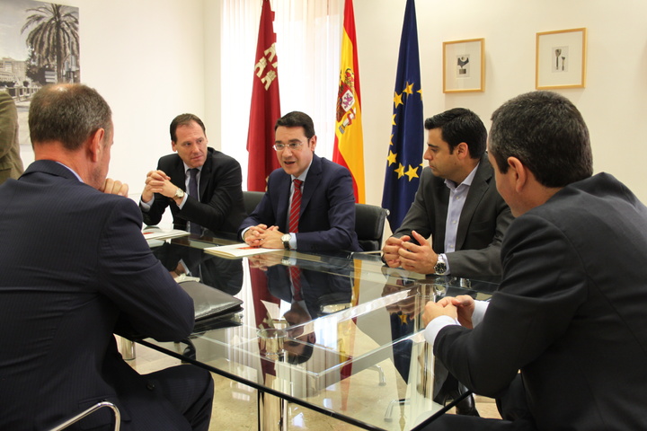 El director regional Este del BBVA, Francisco Pla Rodrigo, el consejero de Presidencia y Empleo, José Gabriel Ruiz, y el director del SEF, Alejandro Zamora, tras la firman del convenio 'Yo soy Empleo'.