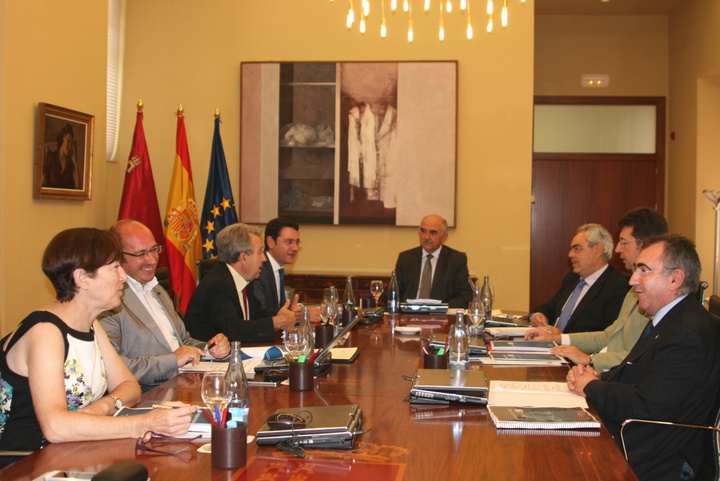 El jefe del Ejecutivo regional, Alberto Garre, preside el Consejo de Gobierno celebrado hoy en el Palacio de San Esteban, en el que, entre otros asuntos, se ha aprobado la Estrategia Regional para la Creación de Empleo de la Región de Murcia 2014-2016