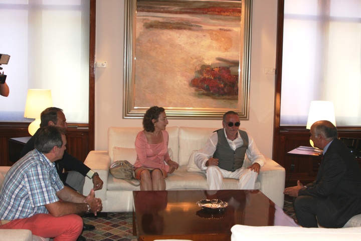 El presidente Alberto Garre recibe a la directiva de la Asociación Club de Amigos de la Vela Latina (2)
