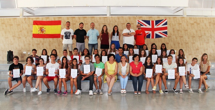 Participantes en el campamento de verano bilingüe.