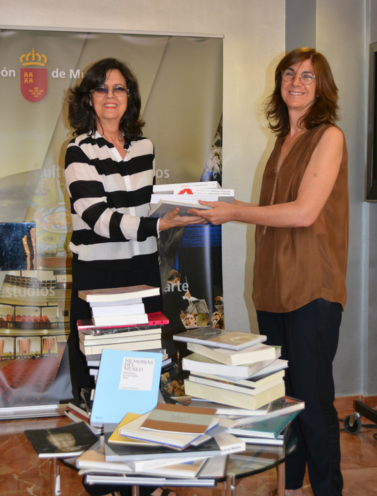 Donación de libros del ICA a la Biblioteca Regional