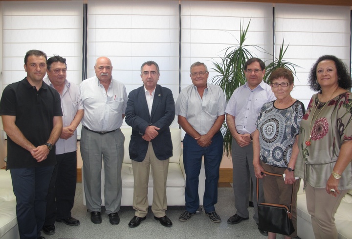 El consejero Manuel Campos recibe a vecinos del Edificio Virgen de Belén de Lorca
