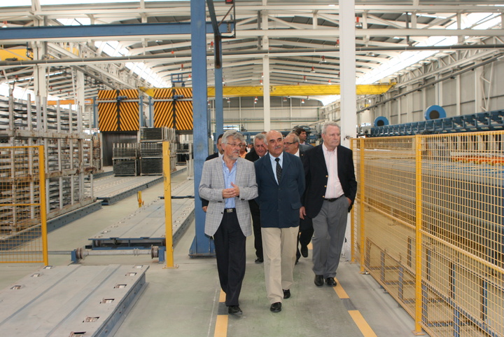 El presidente Garre visita la empresa Extrucolor, S.A en Abanilla