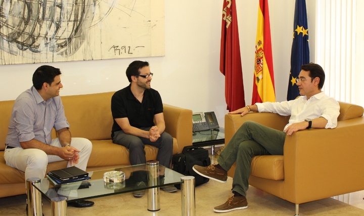 Reunión del consejero de Presidencia y Empleo con el gerente de la Fundación Santa María la Real sobre Lanzaderas de Empleo. En la foto aparece también el director del SEF.