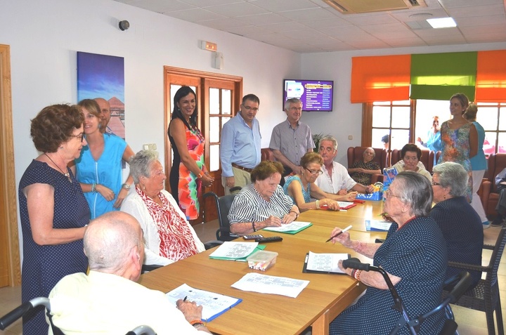 Directivos del IMAS visitan la residencia 'Lozar' de Pozo Aledo