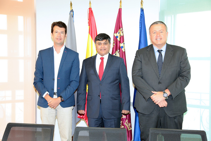 Reunión con los embajadores de India y de Japón (1)