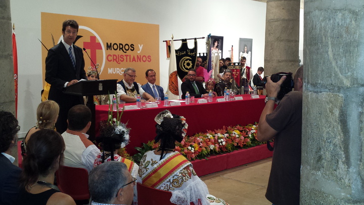 Juan Carlos Ruiz lee el pregón de las Fiestas de Moros y Cristianos de Murcia