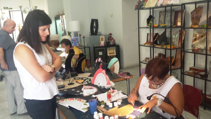 Cobarro asiste en el Centro Regional de Artesanía de Cartagena a una demostración de distintos oficios