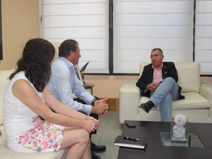 El consejero de Fomento recibe al alcalde de Ceutí