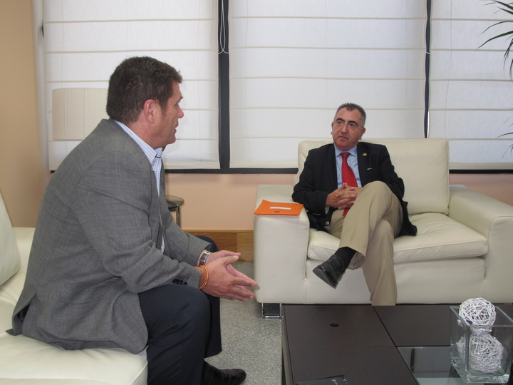 El consejero Manuel Campos se reúne con el alcalde pedáneo de Torreagüera