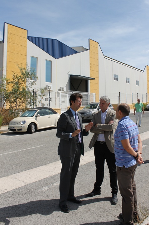 Juan Carlos Ruiz y el alcalde de Albudeite visitan el polígono industrial 'Badlands'.