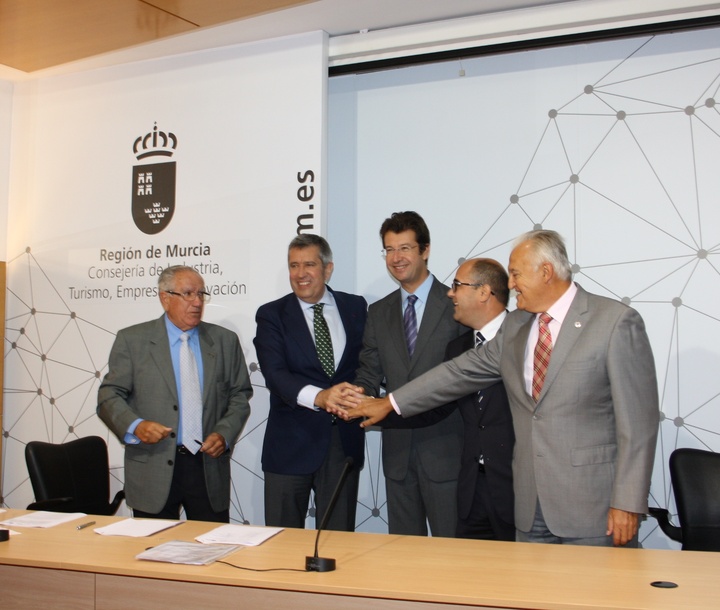 Firma del convenio con Incyde para la organización de un congreso de viveros de empresas