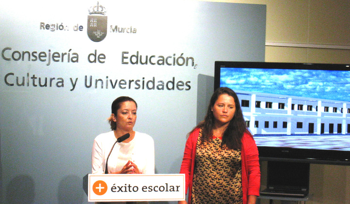 La directora general de Centros Educativos, María Dolores Valcárcel, y la concejal de Educació