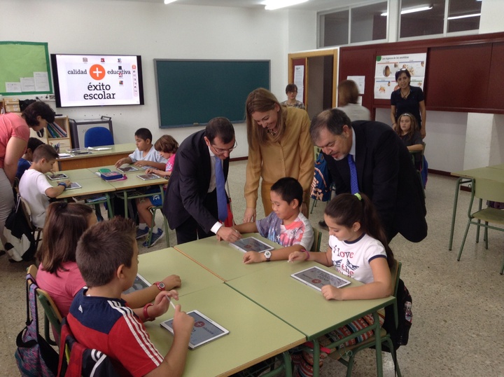 Imagen de la entrega de las 'tabletas' a los alumnos del colegio público Nuestra Señora de los Remedios de Torrealta