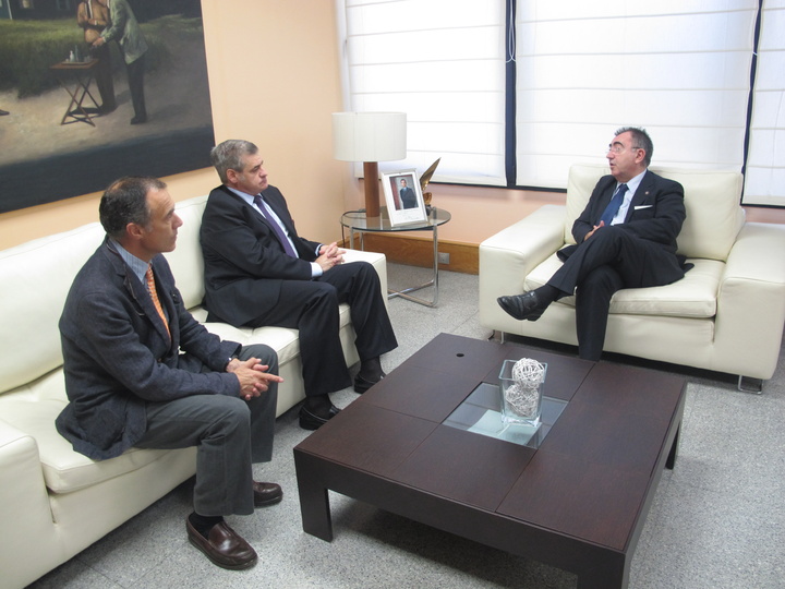 El consejero de Fomento se reúne con el director general corporativo del Grupo Interbus