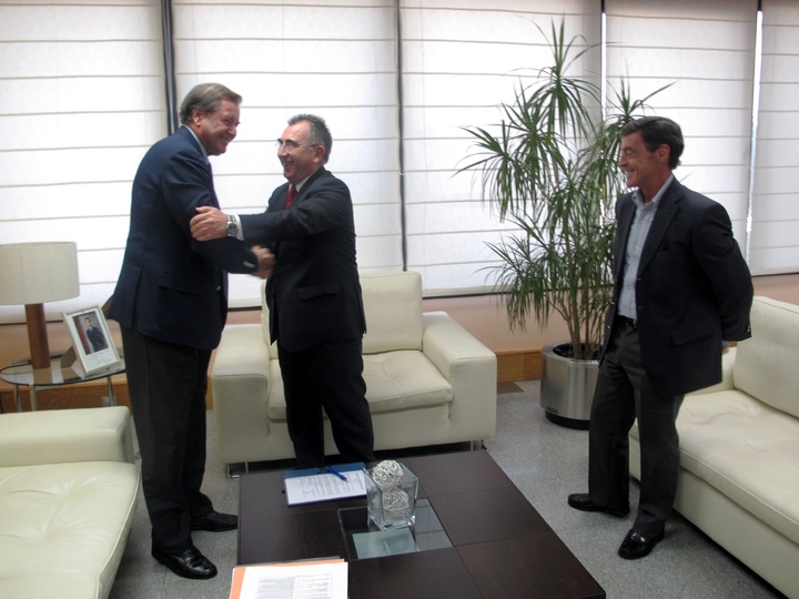 Firma del acta de adscripción del Club de Regatas de Santiago de la Ribera