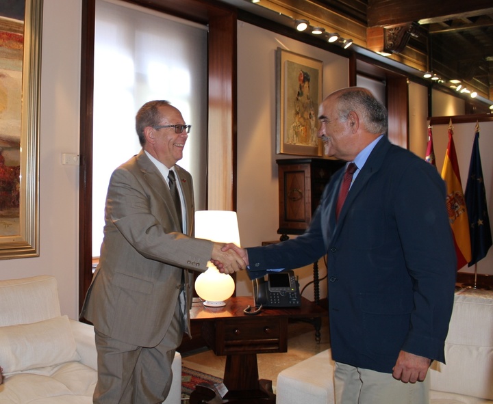 El presidente de la Comunidad, Alberto Garre, recibe al Cónsul Honorario de la República de Polonia, Jorge Zieleniewski (1).