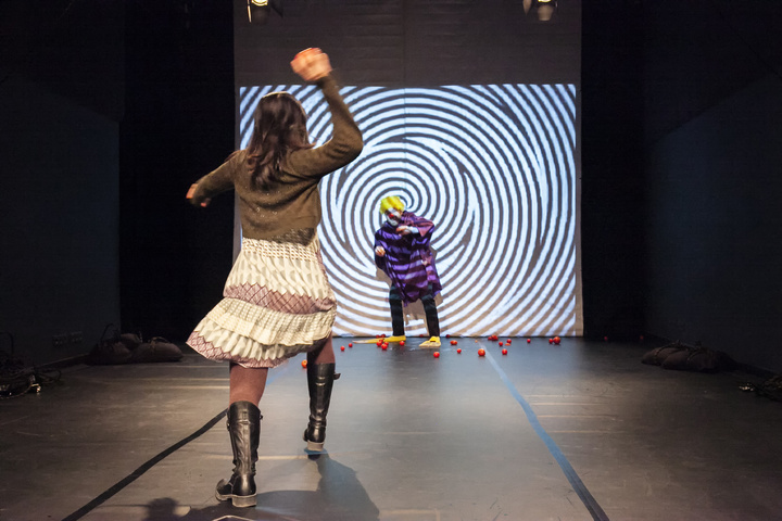 Imagen de la representación de la pieza de teatro contemporáneo 'Osos de Agua'