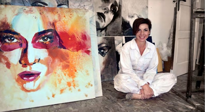 Imagen de Patricia González en su estudio en la preparación de las obras para la exposición