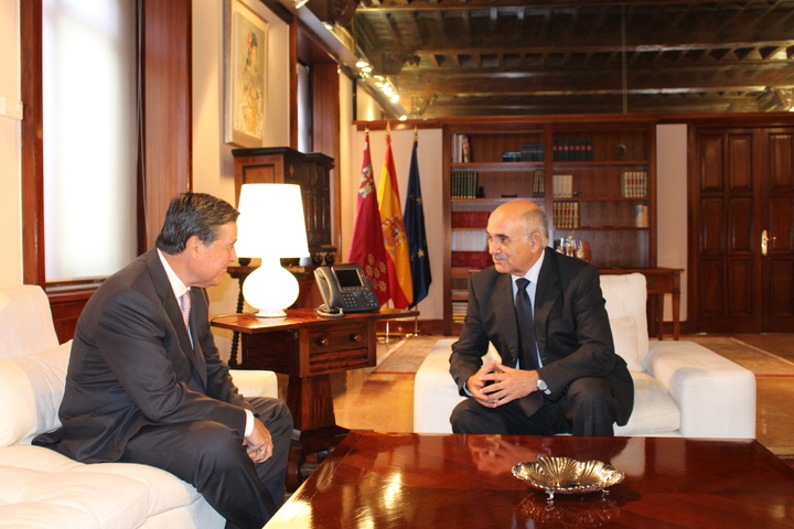 El jefe del Ejecutivo regional recibe al presidente del Sindicato Central de Regantes del Acueducto Tajo-Segura (2)